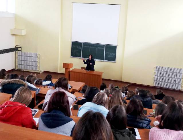 Лілія Костишин розповідає студентам про журналістику.